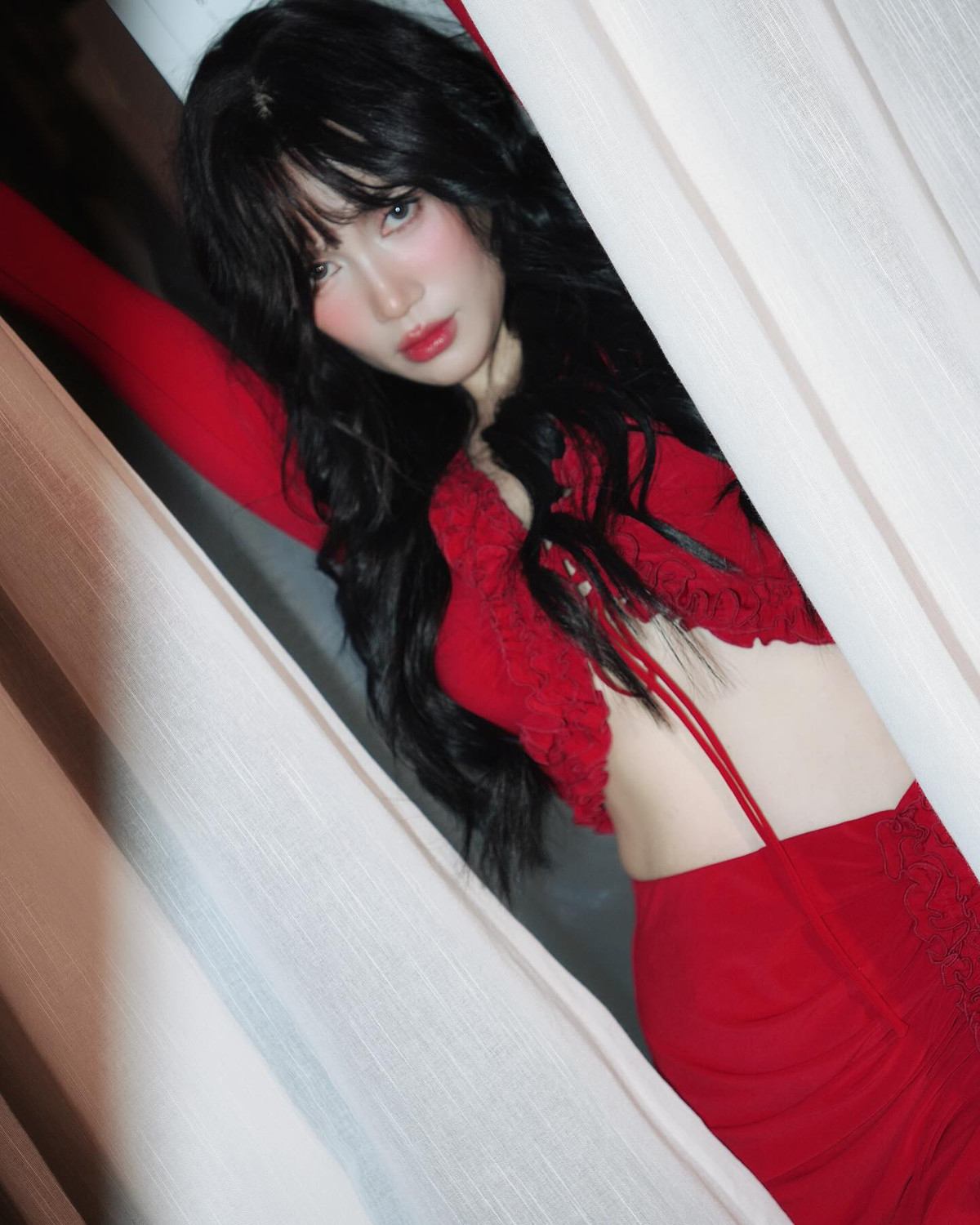 Kiểu trang điểm sắc nét với điểm nhấn là đôi môi đỏ căng mọng càng làm tôn lên sự nổi bật của tổng thể.