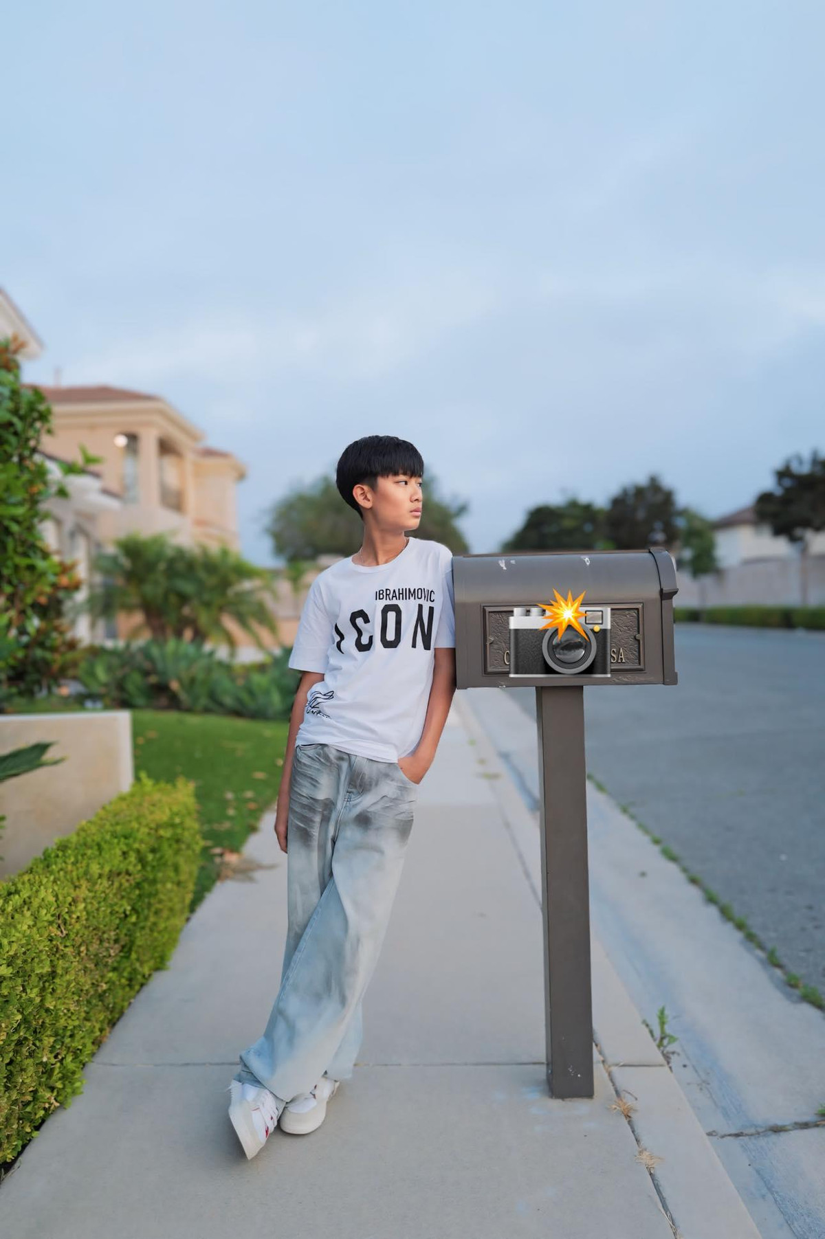 Cậu cũng được bố mẹ sắm sửa cho những món đồ đắt đỏ cũng như được học ở môi trường lý tưởng với mức học phí "trên trời".