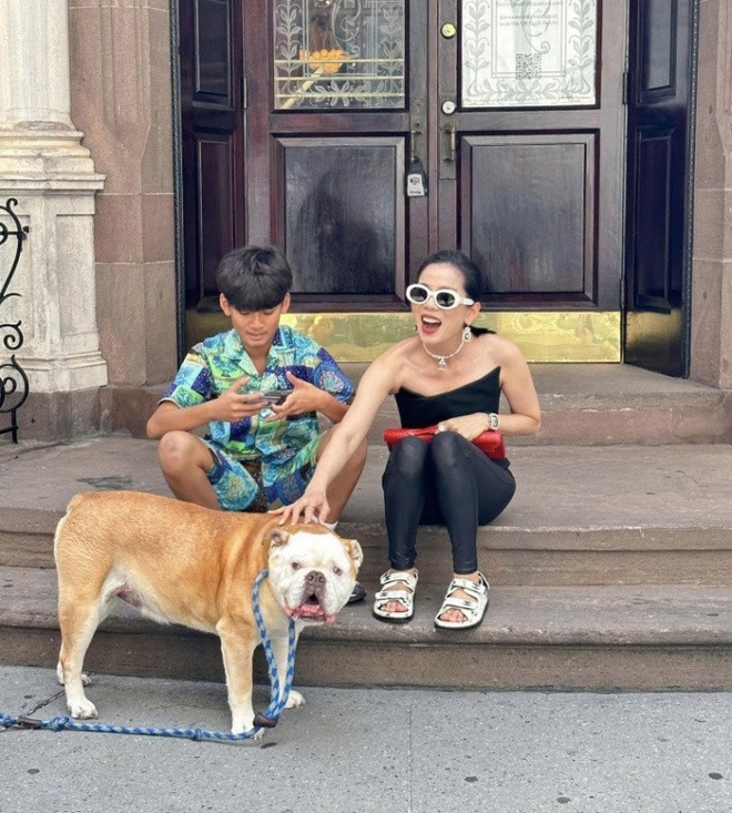 Trong những hình ảnh sang thăm ngôi nhà ở Mỹ, Lệ Quyên cho thấy đây là căn biệt thự rộng lớn, xa hoa với đầy đủ tiện nghi.