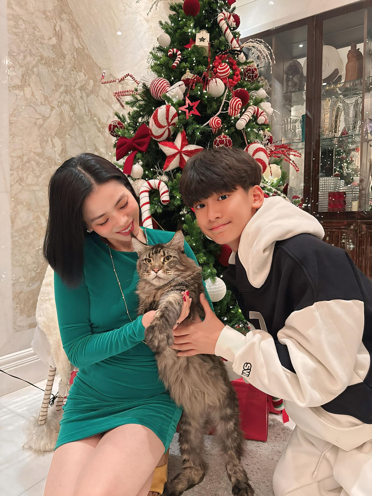 Trong những tấm ảnh chụp chung cùng mẹ, Kỳ Anh cho thấy vóc dáng cao lớn vượt trội.