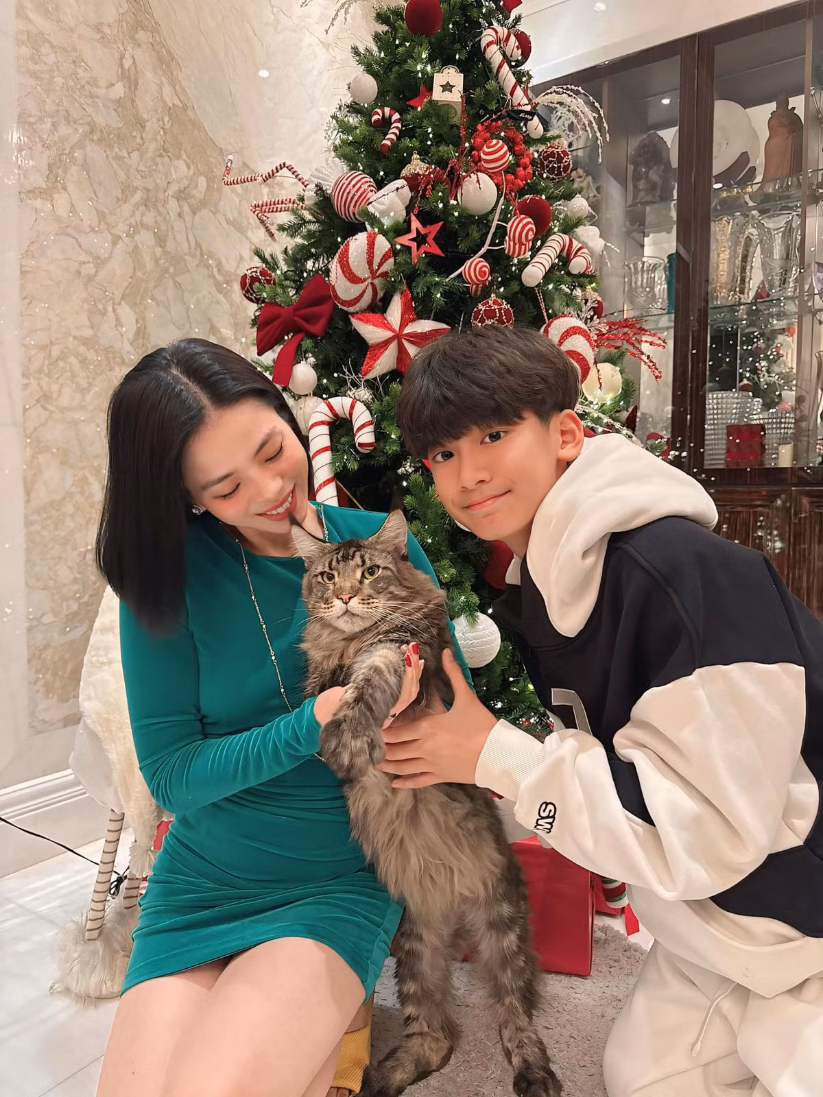 Trong những tấm ảnh chụp chung cùng mẹ, Kỳ Anh cho thấy vóc dáng cao lớn vượt trội.