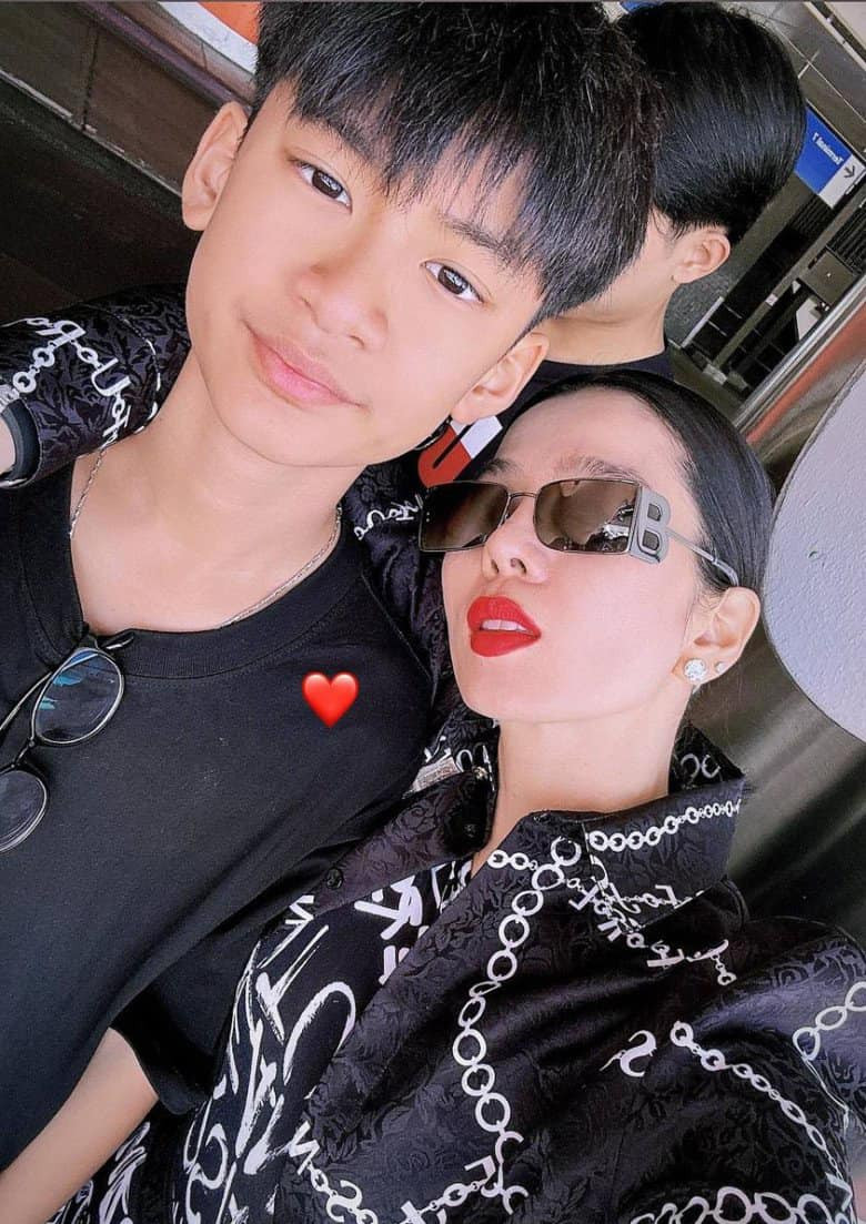 Ở tuổi 14, cậu bé nhận được nhiều lời khen vì visual trổ mã gây sốt.