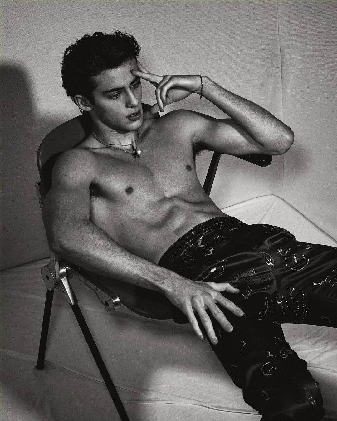 Cậu sở hữu chiều cao ấn tượng 1m91, ngoại hình ngày càng hoàn thiện với nét nam tính và phong cách thời trang đa dạng, từ lịch lãm đến năng động.