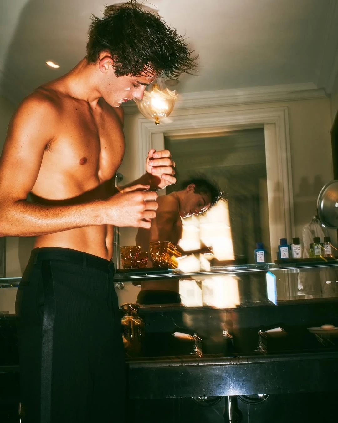 Những đặc điểm nổi bật như đôi mắt xanh và đường nét khuôn mặt sắc sảo vẫn là điểm thu hút đặc trưng của William.