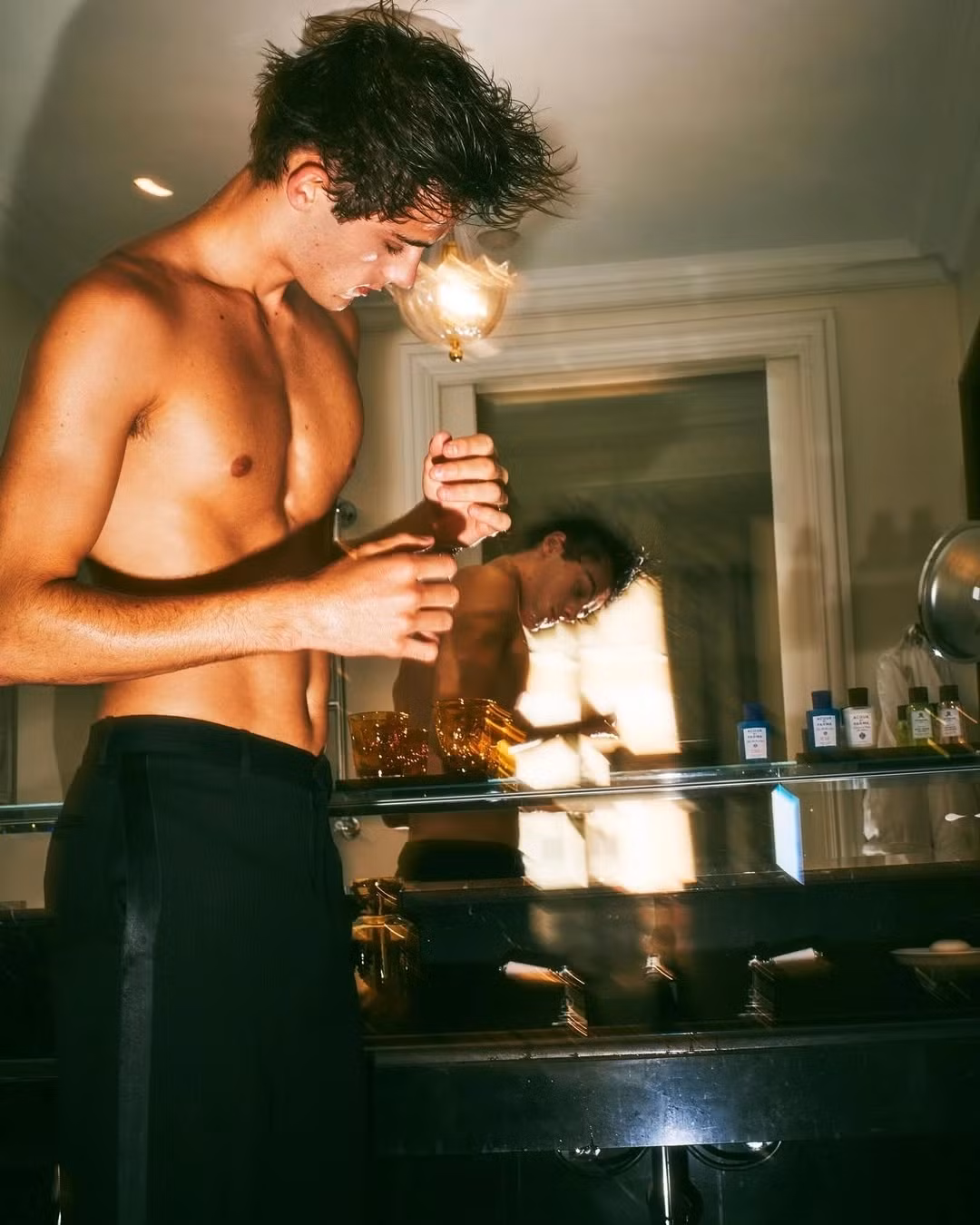 Những đặc điểm nổi bật như đôi mắt xanh và đường nét khuôn mặt sắc sảo vẫn là điểm thu hút đặc trưng của William.