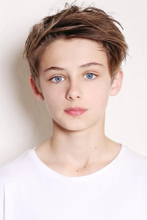 Với đôi mắt xanh sâu thẳm, gương mặt hài hòa và thần thái cuốn hút, William nhanh chóng được mệnh danh là "cậu bé đẹp trai nhất thế giới".