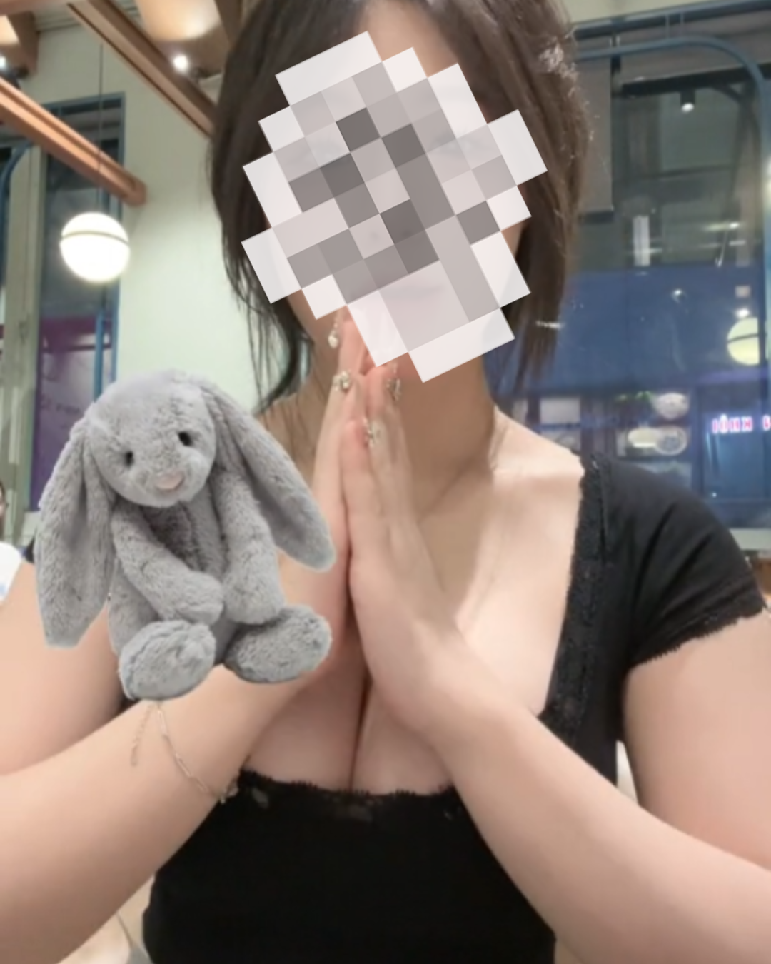 L. được biết đến là một Tiktok nổi lên nhờ những video nhảy bắt trend lắc hông gợi cảm.