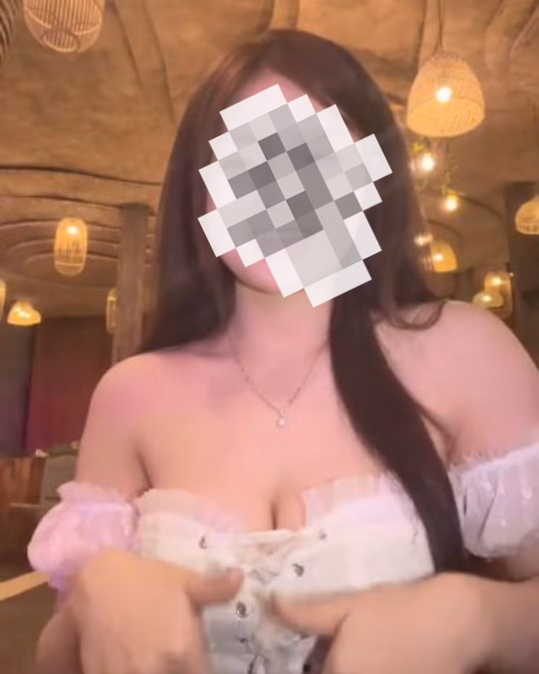 Nhiều người dùng mạng không ngần ngại, lập tức vào bình luận dưới các bài đăng này để... "xin link" và thậm chí để lại những lời lẽ cợt nhả, khiếm nhã.