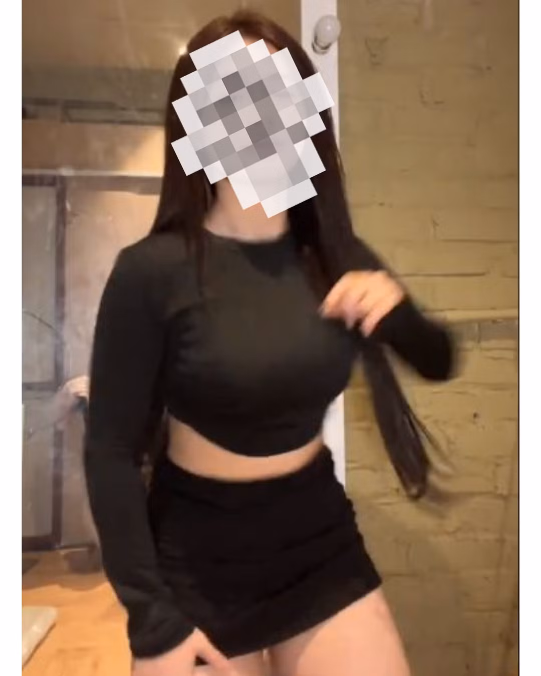 Ngoài những điệu nhảy lôi cuốn, vóc dáng đầy đặn gợi cảm, L. còn khiến cánh mày râu mê mẩn với gương mặt xinh đẹp cùng thần thái cuốn hút.