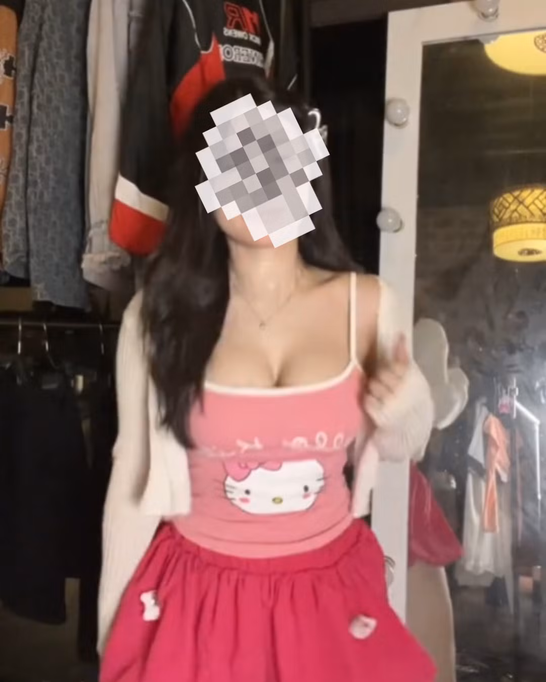 "Nữ chính" của đoạn clip nói trên được cho là nữ TikToker tên L. có hơn 1 triệu lượt follow.