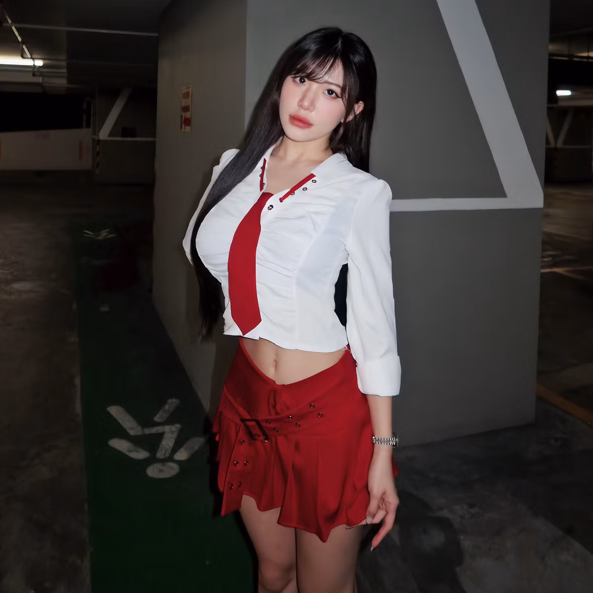 Trong góc hình đứng cạnh đường đua, cô nàng toát lên thần thái quyến rũ, đầy tự tin.