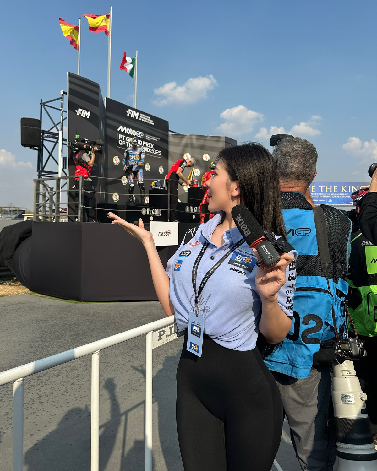 Ms Puiyi – hot girl đình đám với 26 triệu người theo dõi trên Instagram – mới đây lại khiến mạng xã hội dậy sóng khi chia sẻ loạt ảnh nóng bỏng bên đường đua. Trong bộ ảnh mới, Ms Puiyi diện outfit thể thao nhưng không kém phần quyến rũ, với chiếc quần legging bó sát và áo sơ mi đầy năng động.