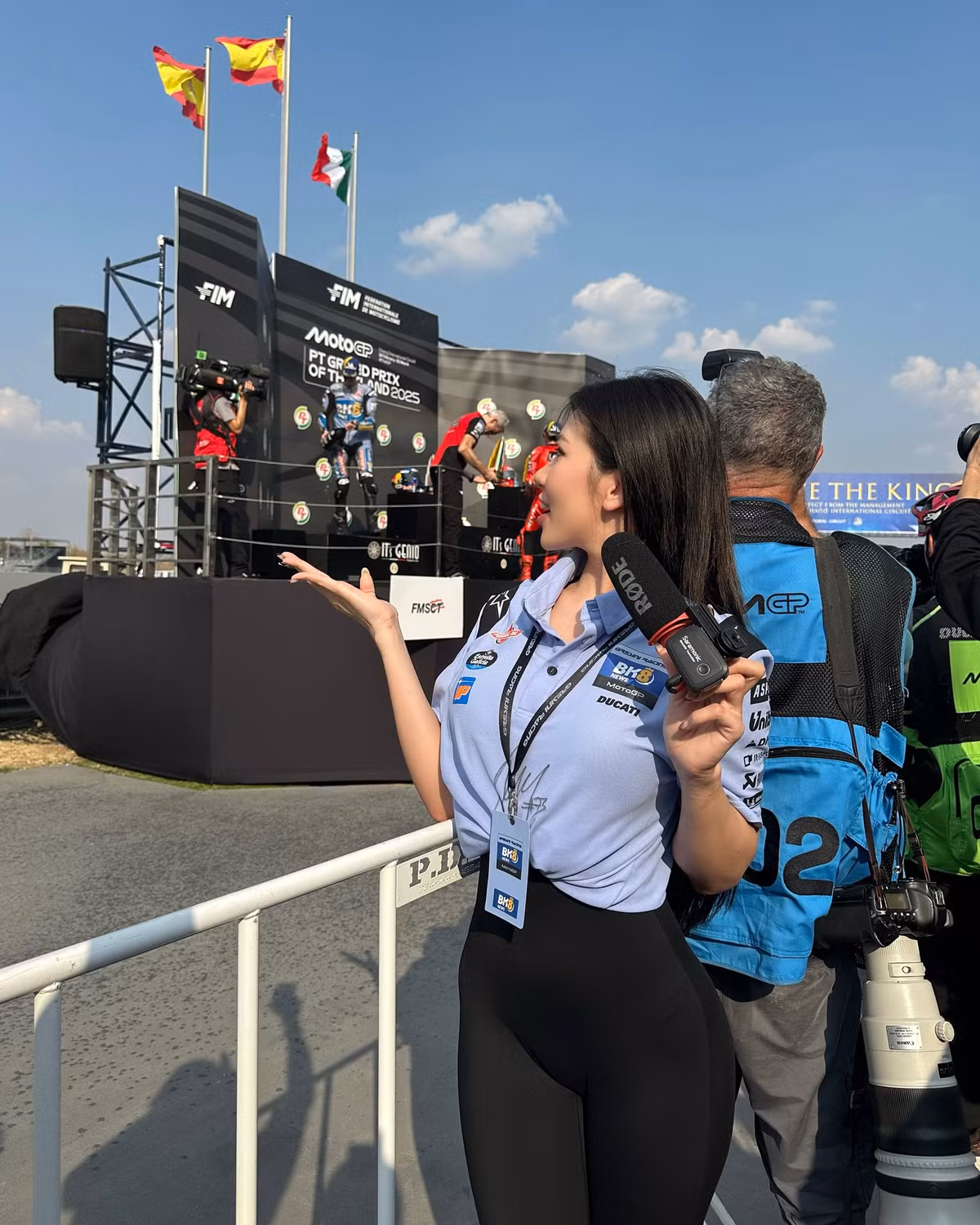 Ms Puiyi – hot girl đình đám với 26 triệu người theo dõi trên Instagram – mới đây lại khiến mạng xã hội dậy sóng khi chia sẻ loạt ảnh nóng bỏng bên đường đua. Trong bộ ảnh mới, Ms Puiyi diện outfit thể thao nhưng không kém phần quyến rũ, với chiếc quần legging bó sát và áo sơ mi đầy năng động.