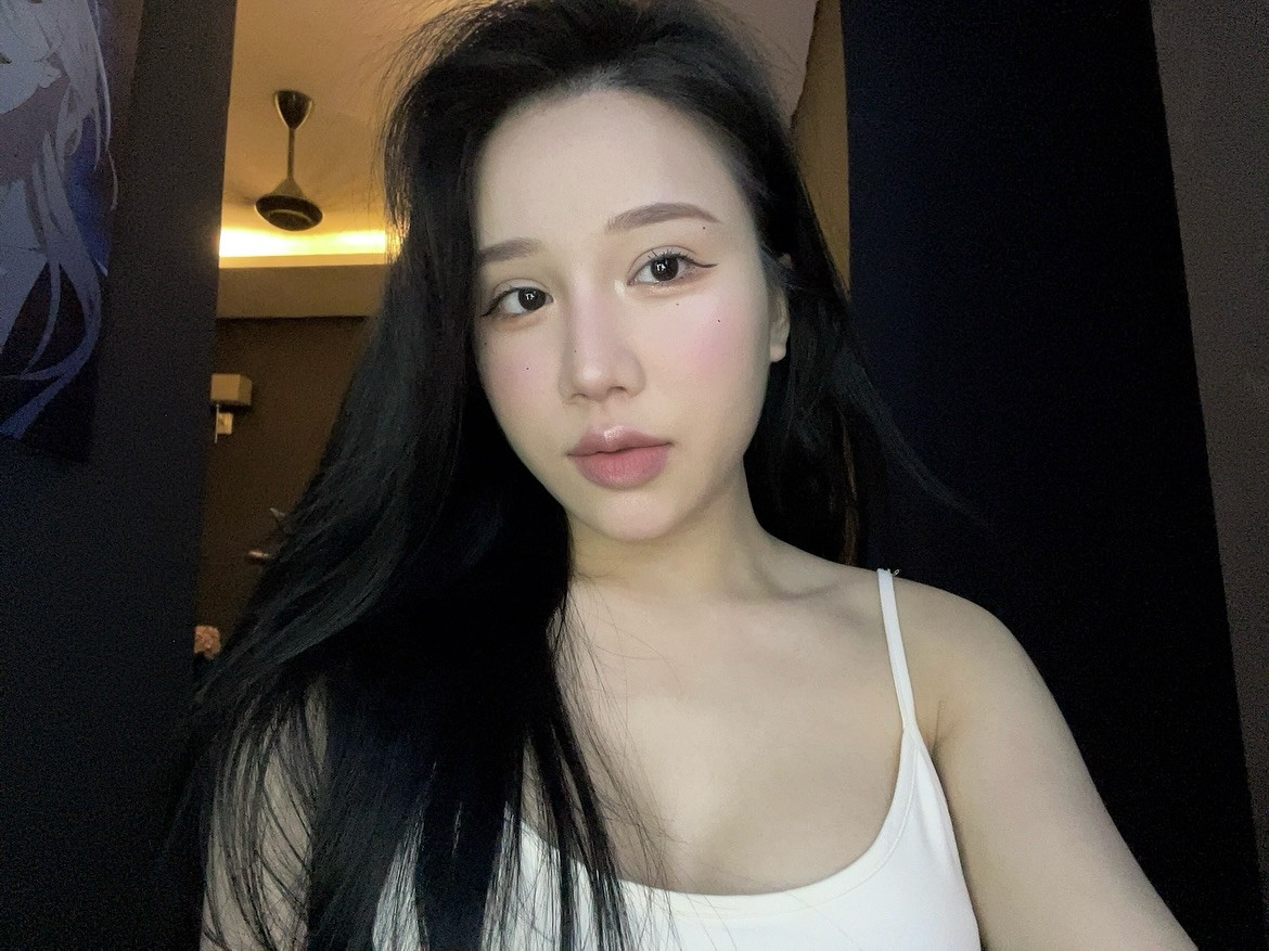 Điều khiến fan đặc biệt yêu thích ở Yogurt Ng chính là sự tự tin và thần thái cuốn hút. Cô nàng luôn khẳng định vẻ đẹp không bị giới hạn bởi tiêu chuẩn vóc dáng, mà quan trọng nhất vẫn là thần thái và sự tự tin.