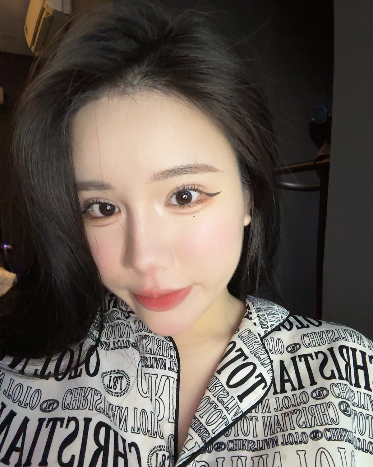 Xuất hiện trong loạt ảnh mới, nữ streamer diện trang phục tôn dáng, khéo léo khoe vòng 1 đầy đặn. Dù ngoại hình có phần đầy đặn hơn trước, cô nàng vẫn khiến fan không thể rời mắt với thần thái gợi cảm.