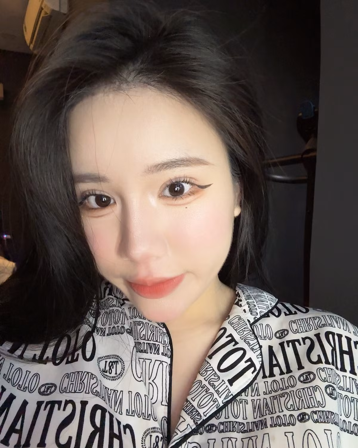 Xuất hiện trong loạt ảnh mới, nữ streamer diện trang phục tôn dáng, khéo léo khoe vòng 1 đầy đặn. Dù ngoại hình có phần đầy đặn hơn trước, cô nàng vẫn khiến fan không thể rời mắt với thần thái gợi cảm.