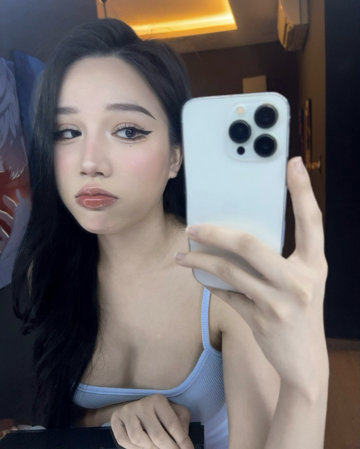 Cô nàng được mệnh danh là "phú bà" khi từng thừa nhận có bố là một đại gia người Anh, đồng chủ nhân của một khách sạn 5 sao nổi tiếng ở quận 1.