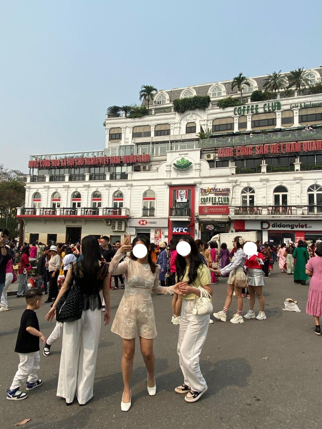 Không gian vốn đã đông đúc nay càng chật kín bởi dòng người háo hức muốn có những bức ảnh đẹp tại góc phố sầm uất này.