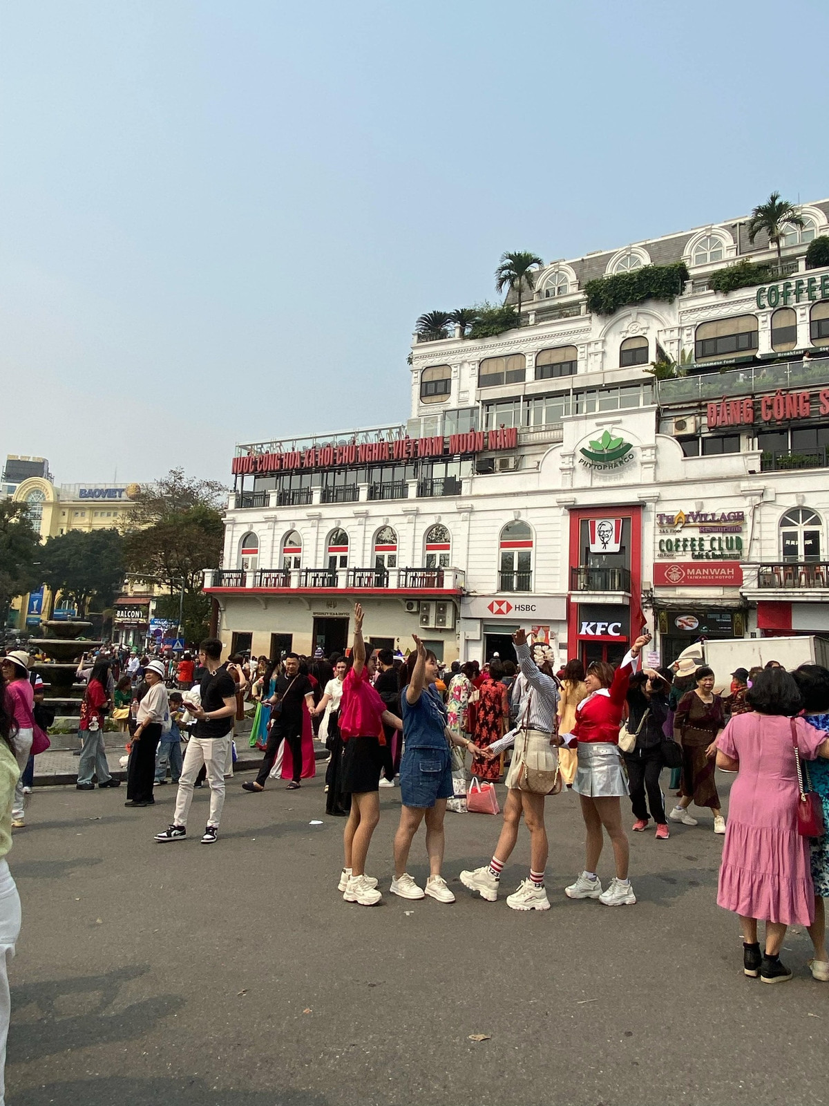 Ai cũng háo hức mong được “check-in” với một biểu tượng của khu vực hồ Hoàn Kiếm trước khi bị tháo dỡ.