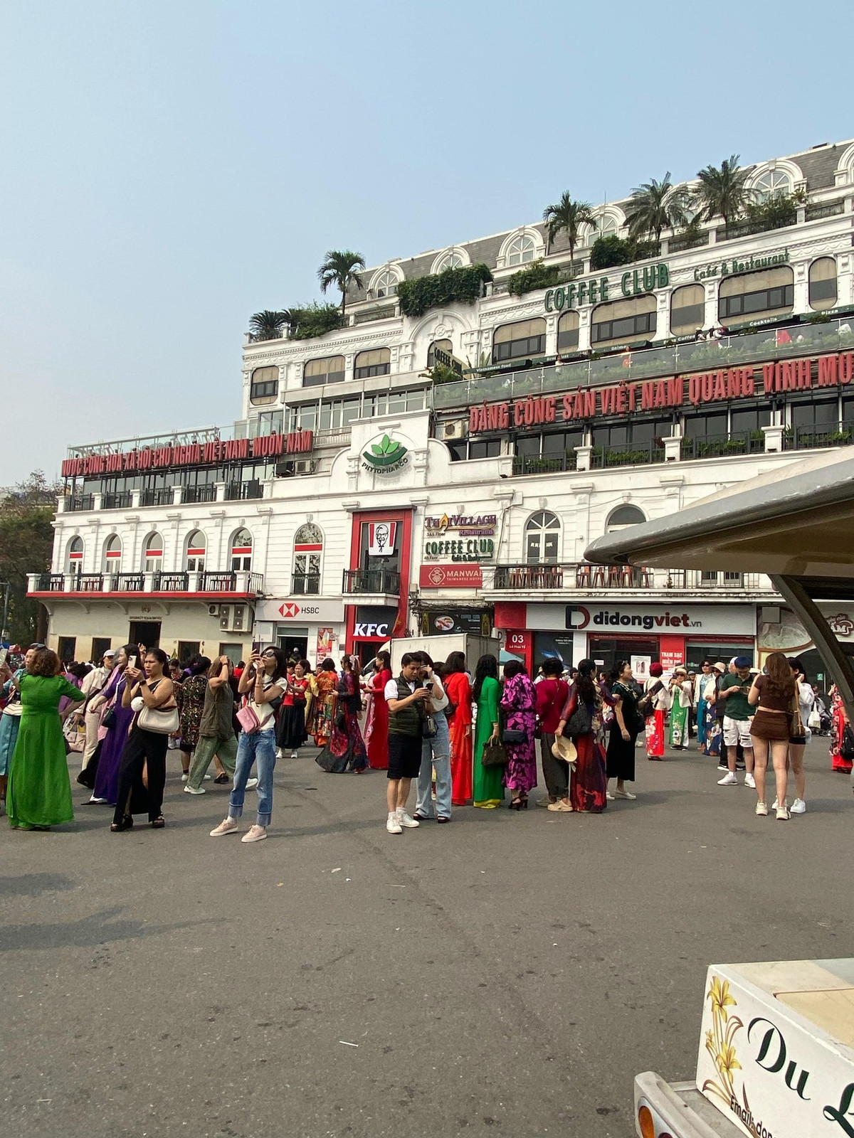 Không chỉ những ngày nghỉ vào cuối tuần mà cả vào ngày bình thường, lượng người đổ về Hàm cá mập vẫn rất lớn.