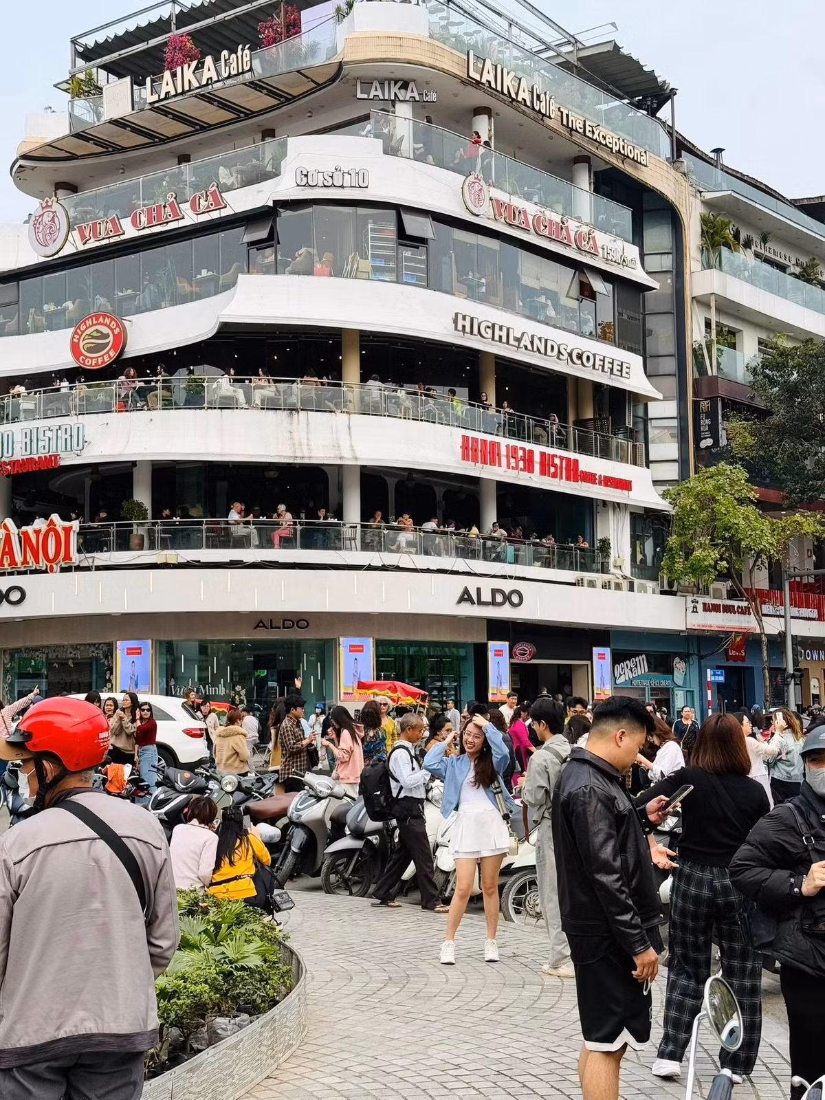 Tồn tại hàng chục năm, tòa nhà đã trở thành địa điểm gắn liền với kỉ niệm của người dân Hà Nội và du khách từ mọi miền ghé thăm.