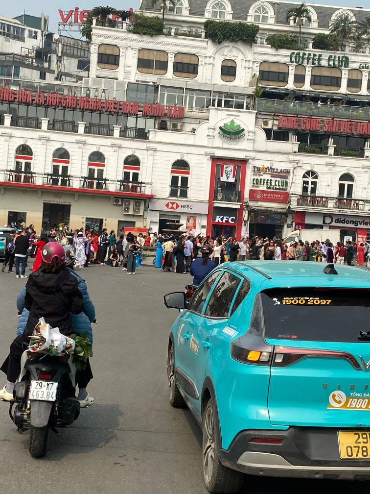 Nằm ở vị trí đắc địa, ngay bên Hồ Gươm, khu vực này từ lâu đã được giới trẻ coi là “tọa độ sống ảo” bậc nhất Hà Nội. Với view nhìn thẳng ra quảng trường Đông Kinh Nghĩa Thục cùng những dãy phố lung linh ánh đèn, nơi đây thu hút không chỉ người dân địa phương mà còn rất nhiều du khách trong và ngoài nước.