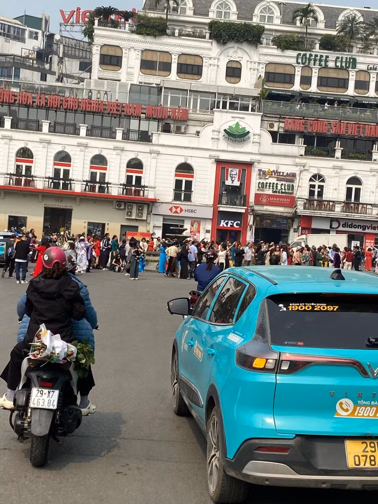 Nằm ở vị trí đắc địa, ngay bên Hồ Gươm, khu vực này từ lâu đã được giới trẻ coi là “tọa độ sống ảo” bậc nhất Hà Nội. Với view nhìn thẳng ra quảng trường Đông Kinh Nghĩa Thục cùng những dãy phố lung linh ánh đèn, nơi đây thu hút không chỉ người dân địa phương mà còn rất nhiều du khách trong và ngoài nước.