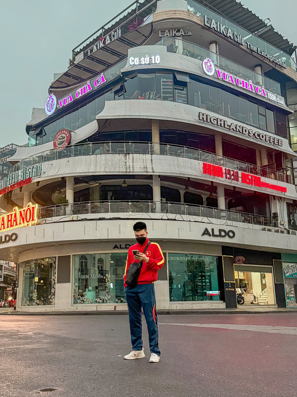 Nhiều người còn tranh thủ đi vào lúc tờ mờ sáng để check-in thoải mái, không vướng người.