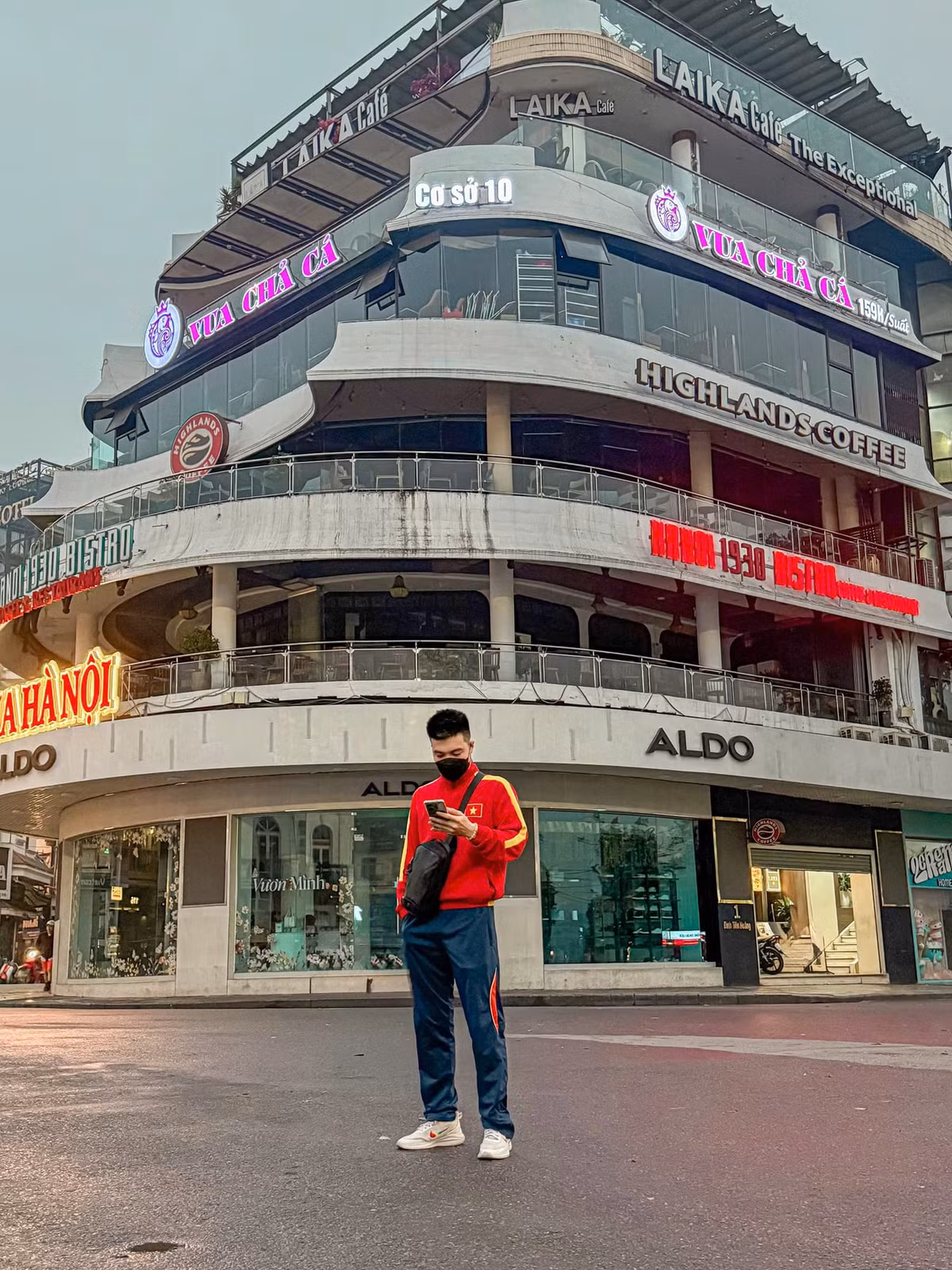 Nhiều người còn tranh thủ đi vào lúc tờ mờ sáng để check-in thoải mái, không vướng người.