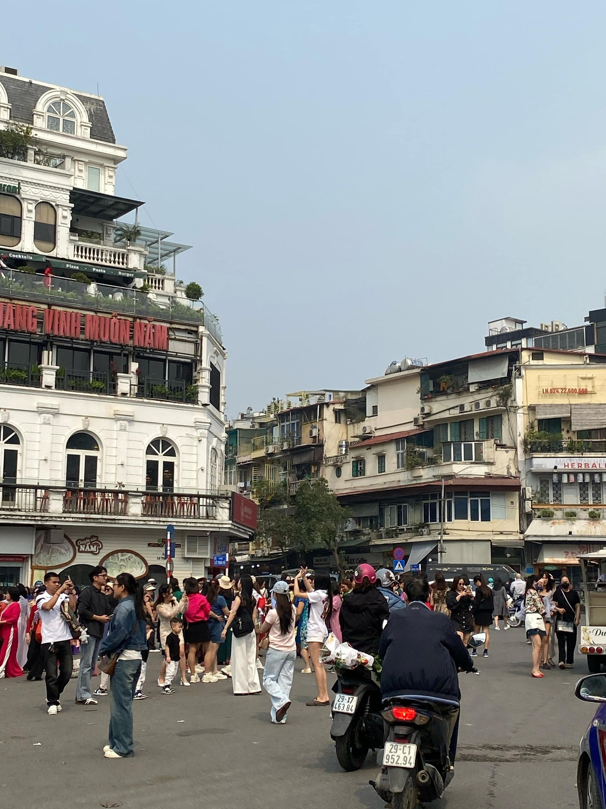 Những ngày gần đây, khu vực “Hàm cá mập” – địa điểm quen thuộc tại trung tâm Hà Nội – trở thành tâm điểm chú ý khi hàng trăm người kéo đến check-in, khiến nơi đây gần như lúc nào cũng chật kín người.