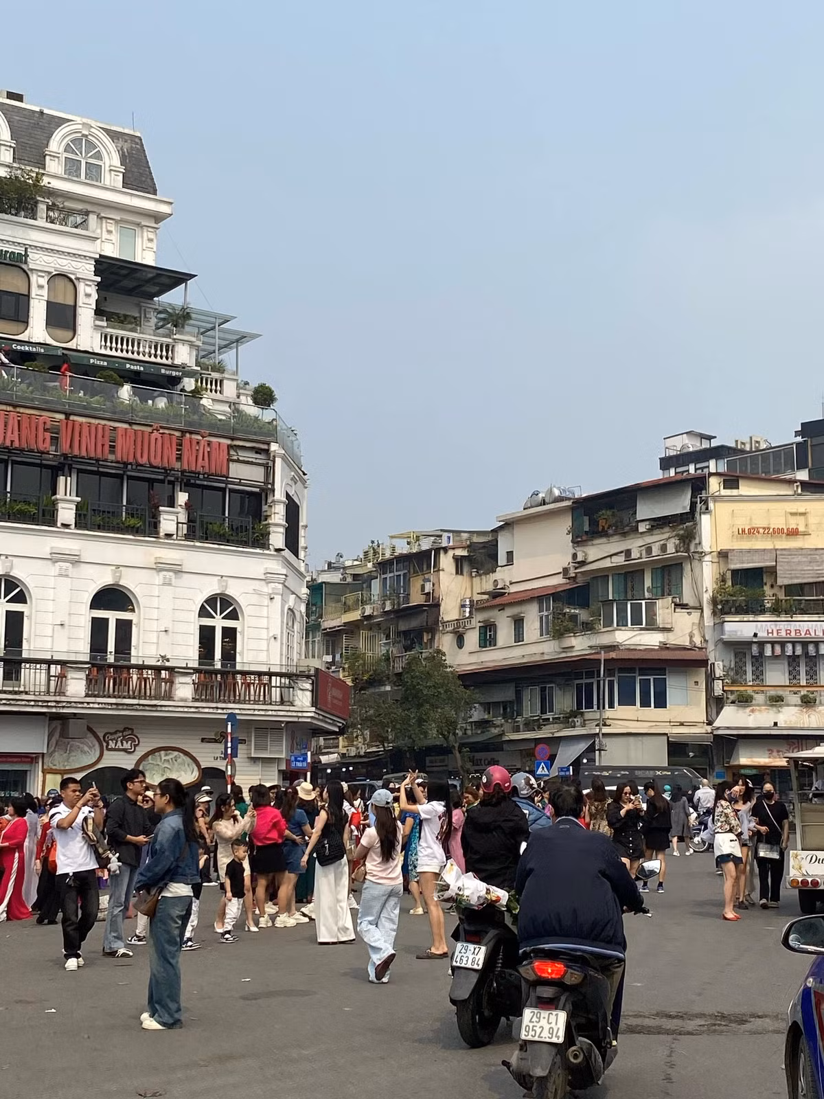 Những ngày gần đây, khu vực “Hàm cá mập” – địa điểm quen thuộc tại trung tâm Hà Nội – trở thành tâm điểm chú ý khi hàng trăm người kéo đến check-in, khiến nơi đây gần như lúc nào cũng chật kín người.