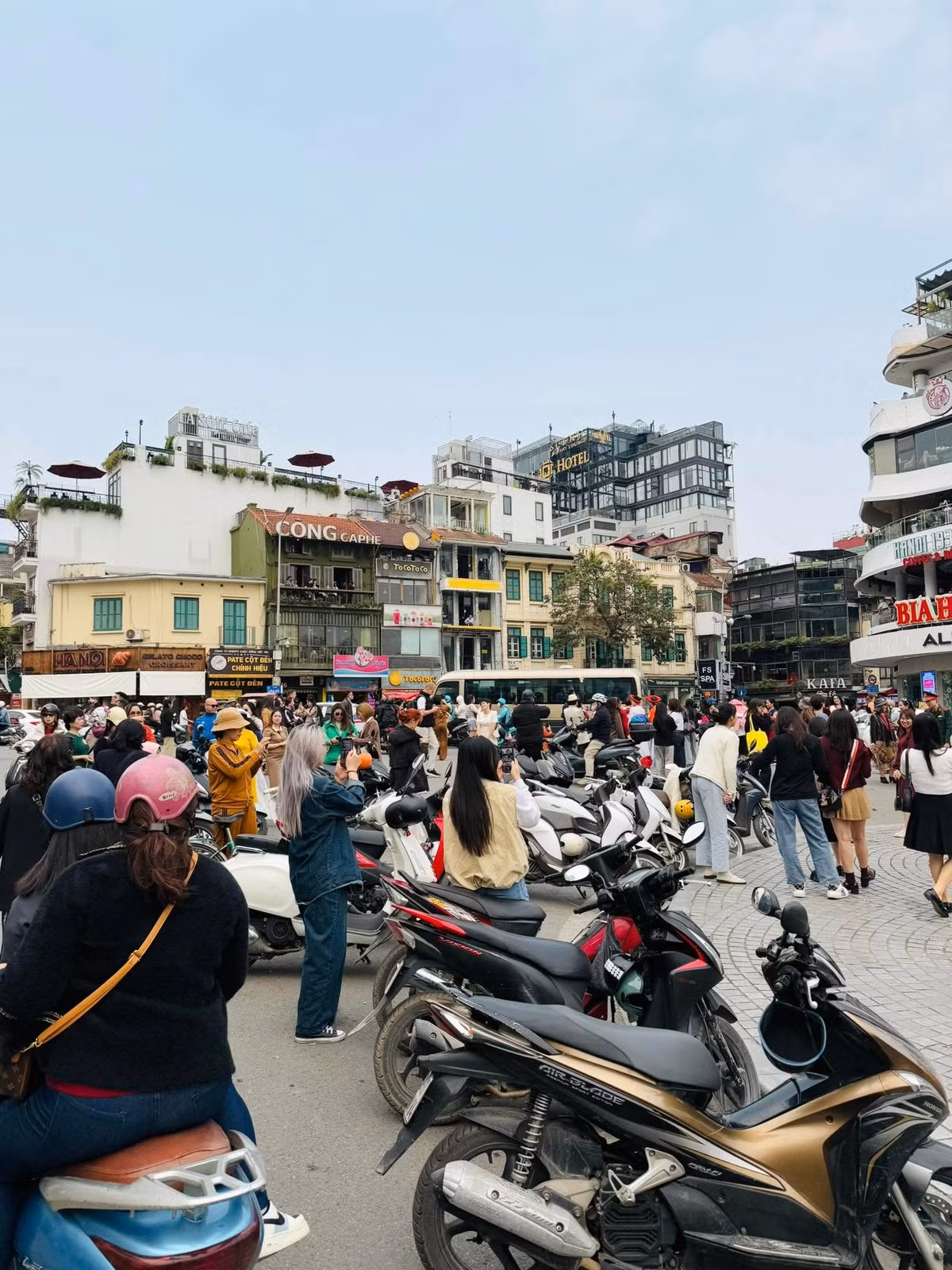 Hà Nội sẽ bỏ tòa nhà "Hàm cá mập" trước 30.4.2025. Sau khi phá bỏ tòa nhà “Hàm cá mập” và kết hợp với tuyến phố xung quanh sẽ tạo ra không gian khoảng 1,2ha để phục vụ cộng đồng ở Quảng trường Đông Kinh - Nghĩa Thục.