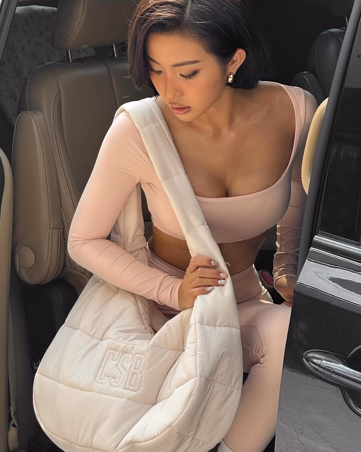 Huyền 2k4 vốn được biết đến là một trong những hot girl thế hệ mới với phong cách gợi cảm và cá tính. Cô thường xuyên xuất hiện trong những bộ ảnh thời trang đầy cuốn hút và không ngại thử sức với nhiều phong cách khác nhau.