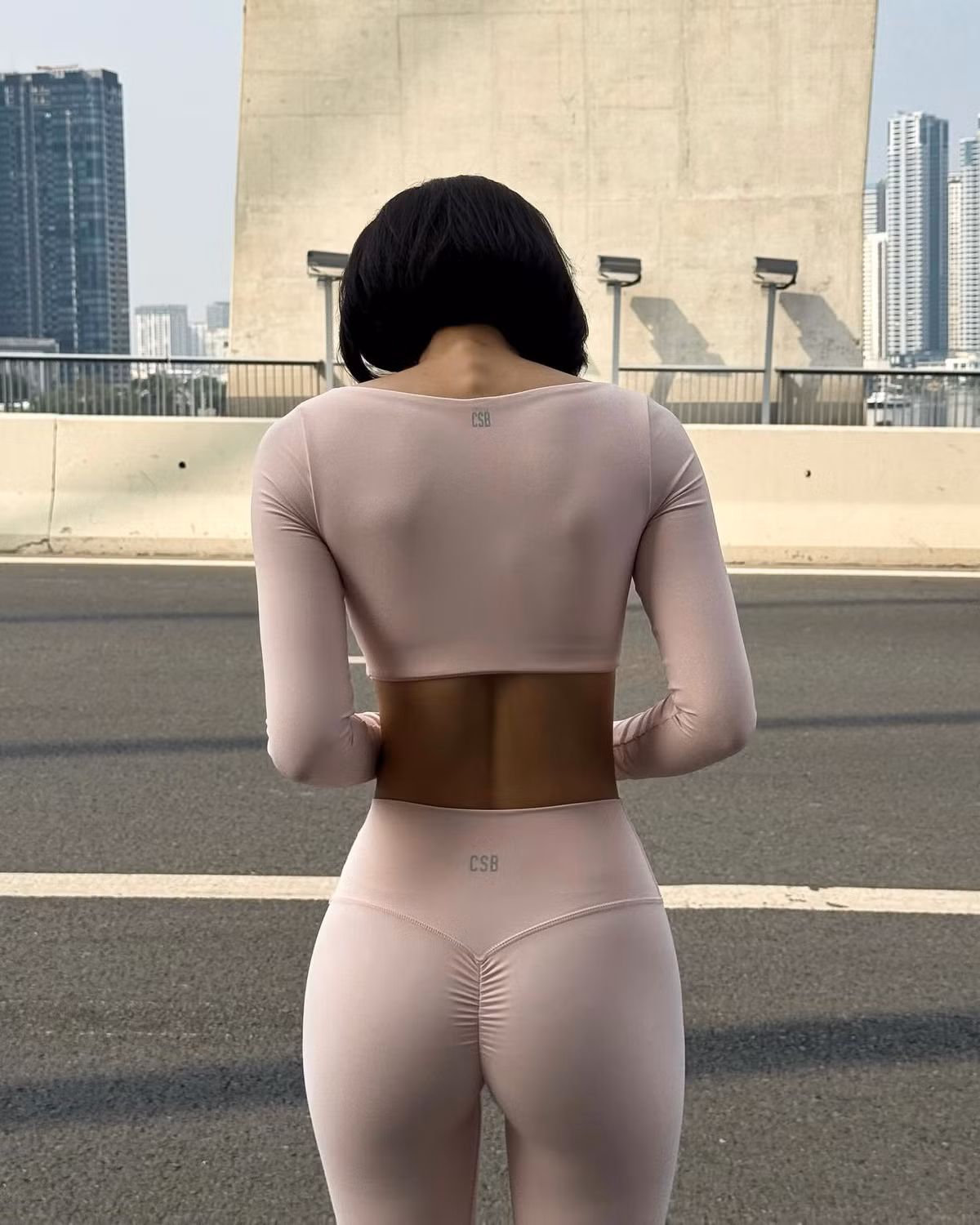 Ngoài ra, cô nàng cũng không ngại thử nghiệm những xu hướng thời trang mới, từ style Y2K đến những bộ đồ mang hơi hướng high fashion đầy ấn tượng.