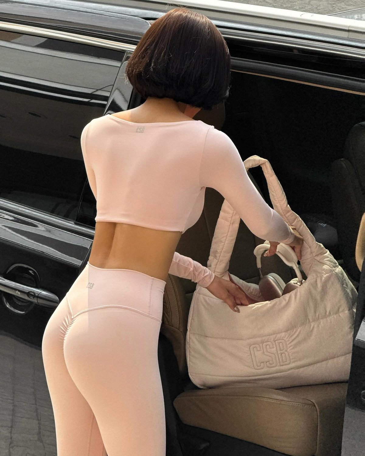 Ở góc ảnh chụp từ phía sau, cô nàng khoe trọn vòng 3 nuột nà cùng hõm lưng venus nhiều người mơ ước.