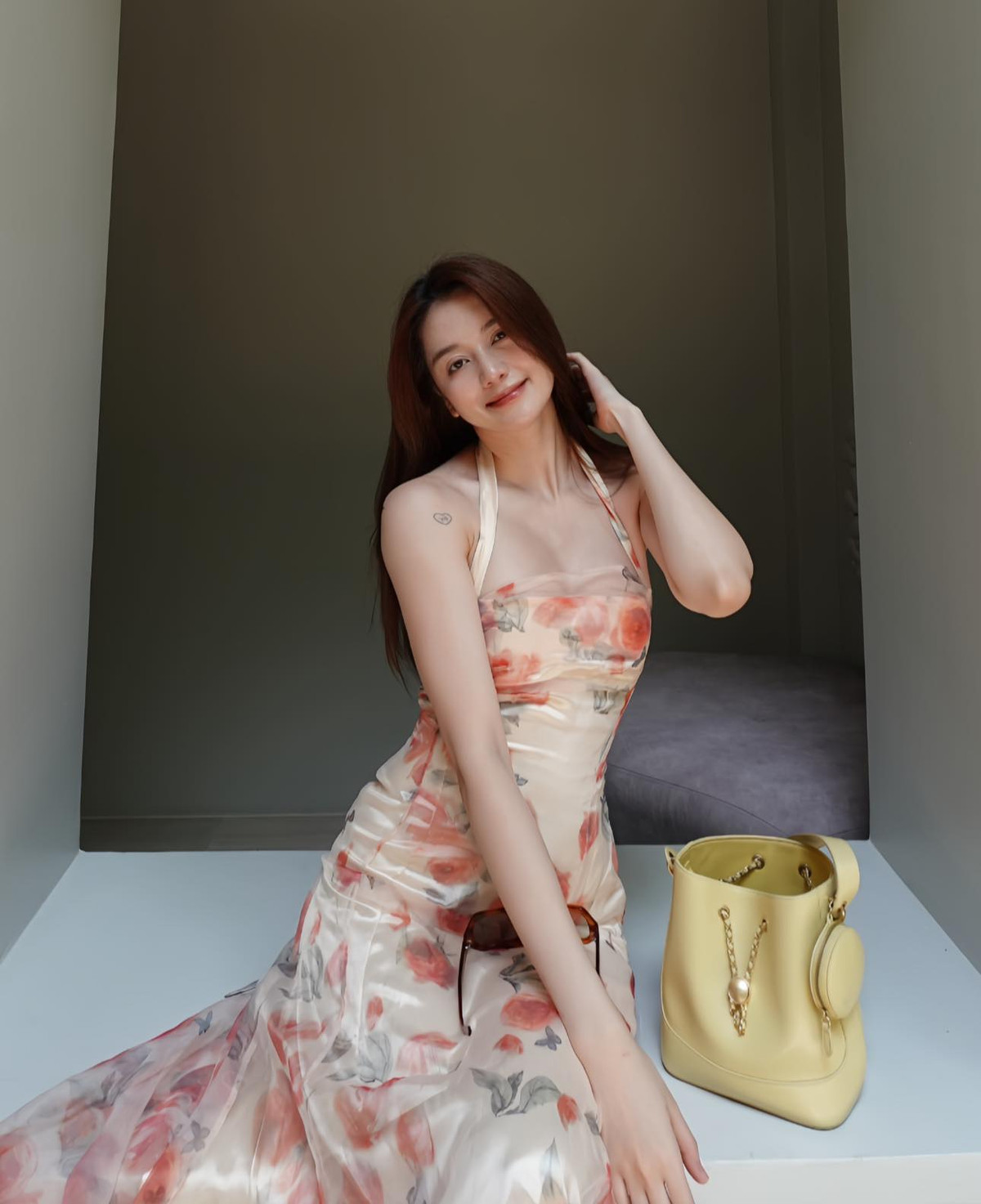 Thiều Bảo Trang - chị gái ca sĩ Thiều Bảo Trâm - tiếp tục gây sốt khi xuất hiện với diện mạo quyến rũ trong thiết kế váy hoa nhẹ nhàng, tôn trọn đường cong đồng hồ cát.