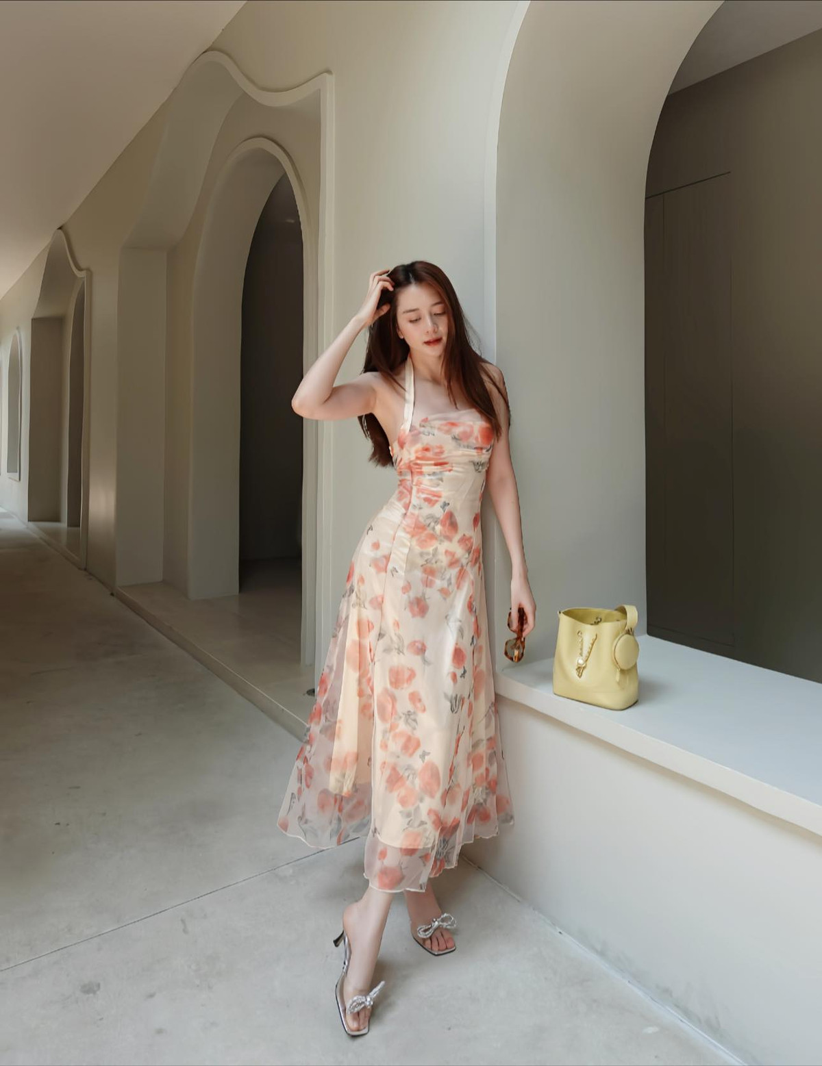 Diện một thiết kế váy hở lưng, khoe khéo bờ vai trần và eo thon, Thiều Bảo Trang nhanh chóng trở thành tâm điểm trên mạng xã hội.