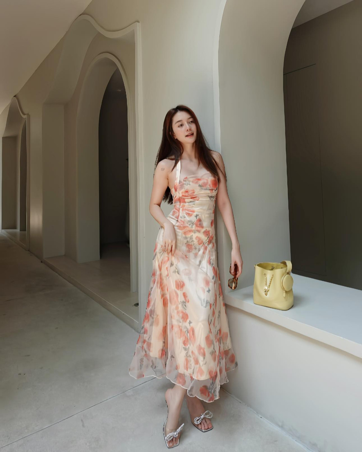 Cô ưa chuộng những thiết kế tôn vinh vóc dáng như váy ôm sát, đầm lối cut-out hay những bộ trang phục tôn dáng như jumpsuit.