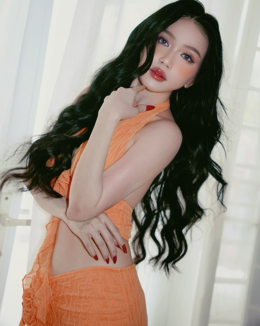 Vốn được biết đến với phong cách gợi cảm, mới đây Sĩ Thanh tiếp tục khiến người xem phải trầm trồ với tạo hình đậm chất "mùa hè" lấy tone cam làm chủ đạo.