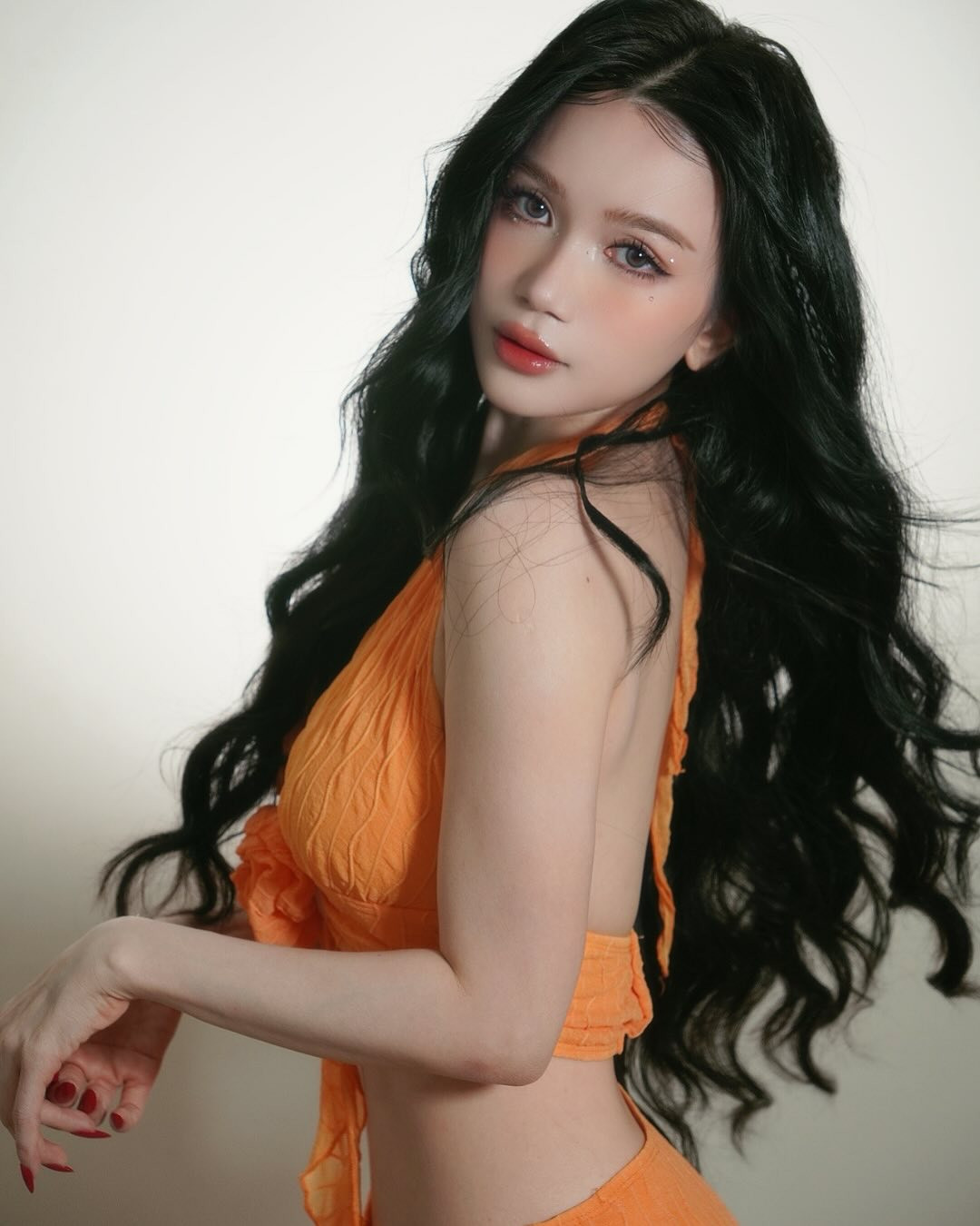 Tuy thuộc "team chân ngắn", cao chưa đến 1m6 nhưng Sĩ Thanh lại sở hữu gương mặt đẹp cùng hình thể cân đối, vóc dáng nuột nà khiến cô nàng có thể cân được mọi loạt trang phục.