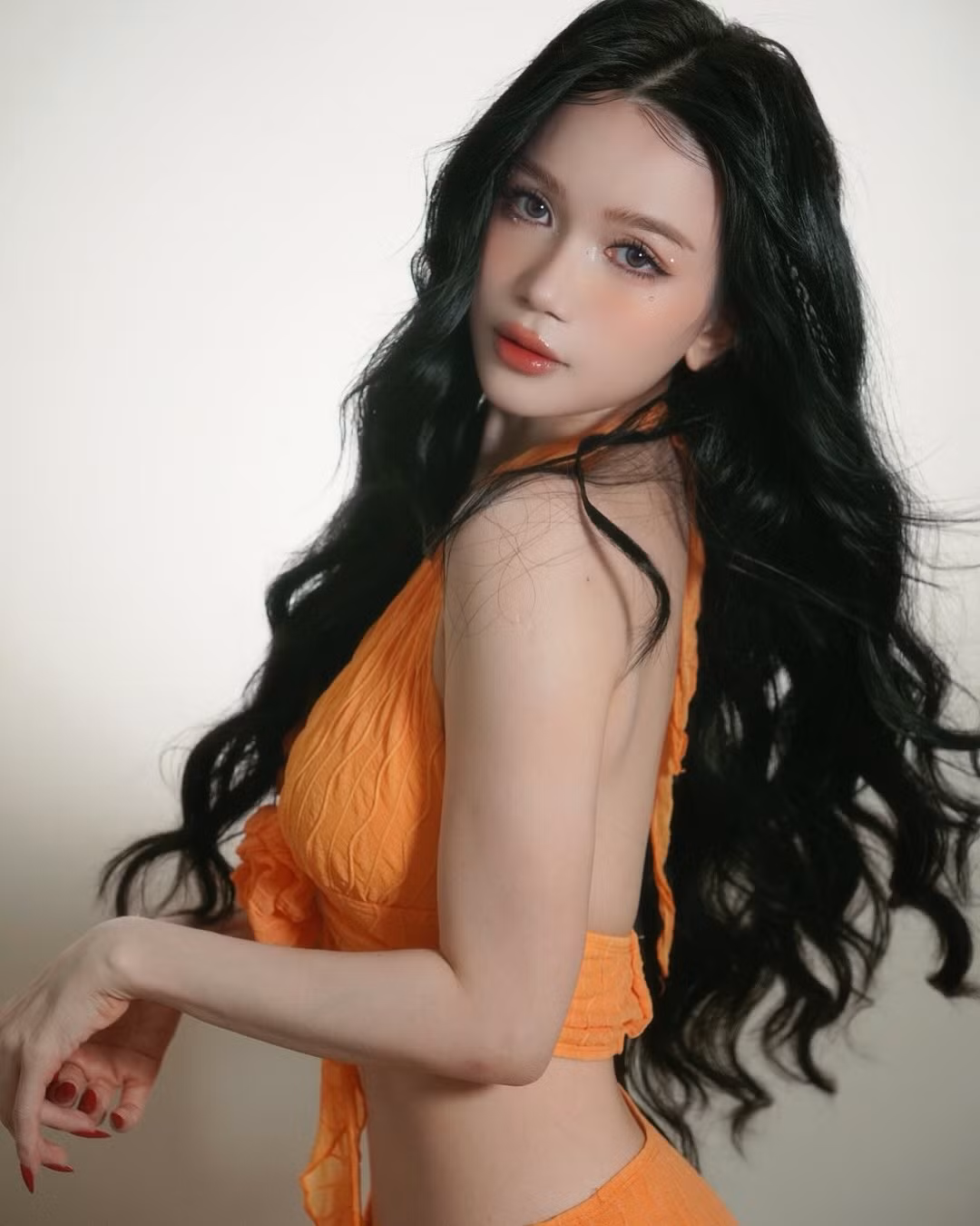 Tuy thuộc "team chân ngắn", cao chưa đến 1m6 nhưng Sĩ Thanh lại sở hữu gương mặt đẹp cùng hình thể cân đối, vóc dáng nuột nà khiến cô nàng có thể cân được mọi loạt trang phục.