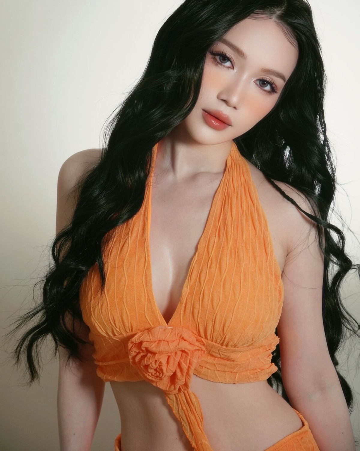 Vóc dáng quyến rũ của Sĩ Thanh nhận được nhiều lời khen từ fan hâm mộ: "Đẹp xuất sắc luôn chị ơi", "Vừa xinh vừa đẹp, "Mát mẻ ngọt ngào quá"...