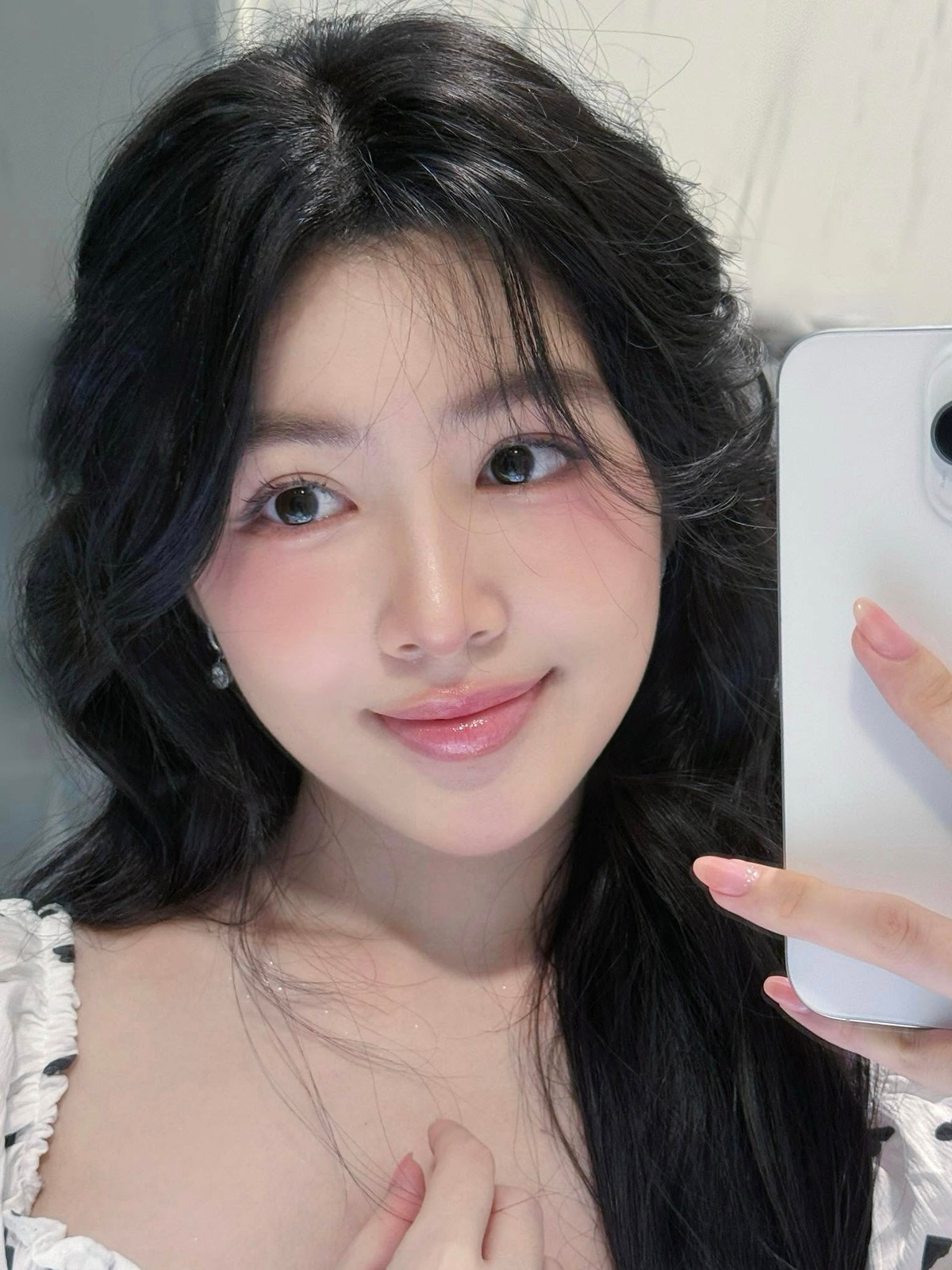 Một trong những ái nữ nhà sao Việt hot nhất ở thời điểm hiện tại là con gái MC Quyền Linh - Lọ Lem (tên thật Mai Thảo Linh). Cô nàng gây ấn tượng bởi về ngoài xinh xắn, tính cách lễ phép dễ thương.