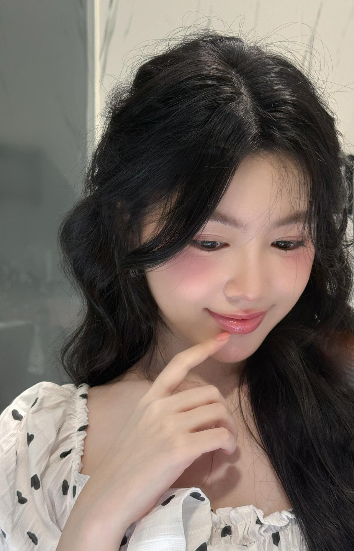 Ở phần bình luận, nhiều người phải xuýt xoa trước nhan sắc cô nàng: "Chị này có thật không ạ", "mê cái nét đẹp trong trẻo này quá", "ôi nhìn đôi mắt, bờ môi kia đi, đáng yêu hết phần thiên hạ rồi".