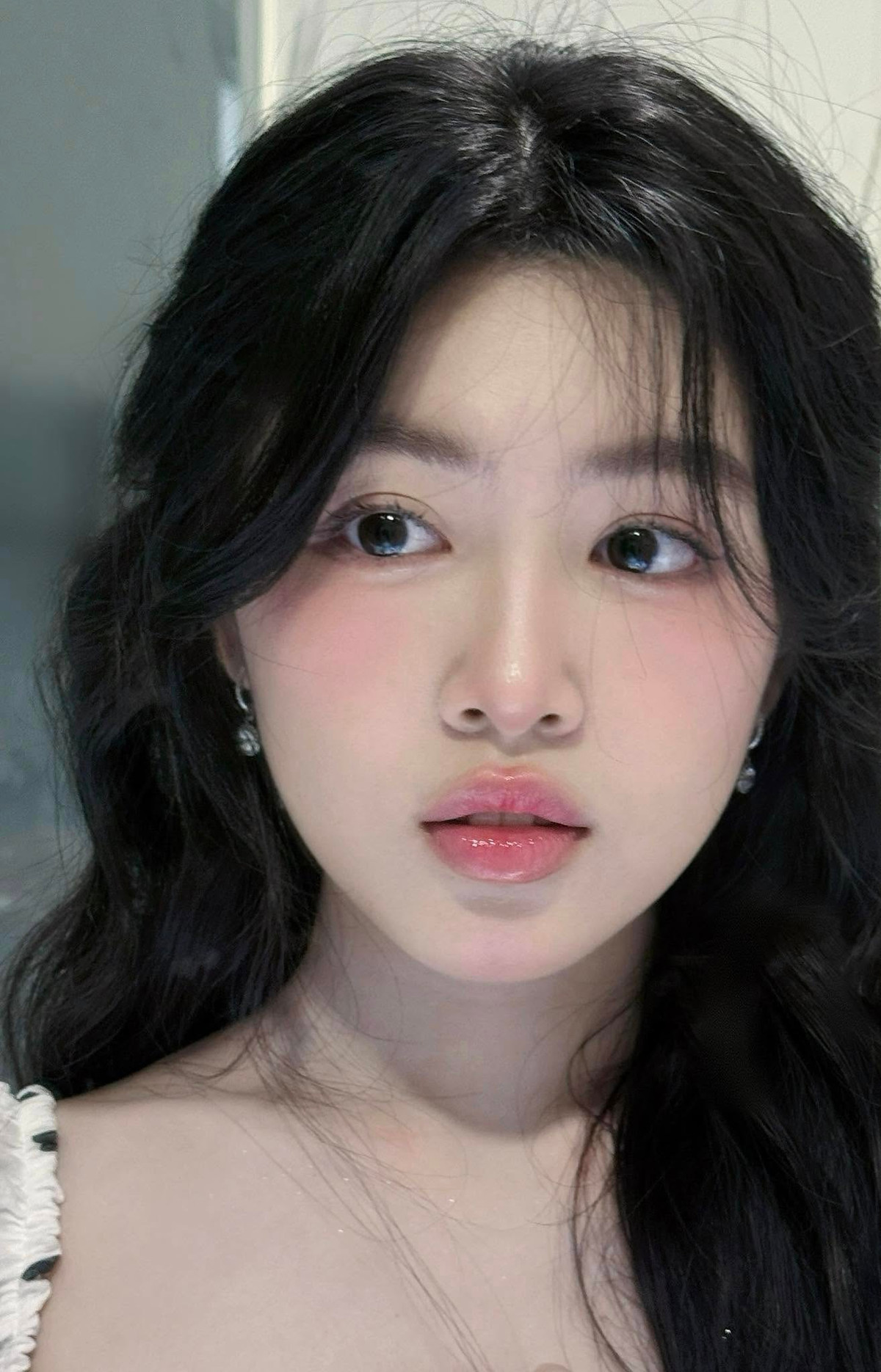 Dù chưa hoạt động nghệ thuật nhiều nhưng cô nàng vẫn thu về sự chú ý từ cộng đồng mạng. Mới đây, loạt ảnh selfie của Lọ Lem khoe cận cảnh nhan sắc khiến nhiều người không khỏi xuýt xoa.