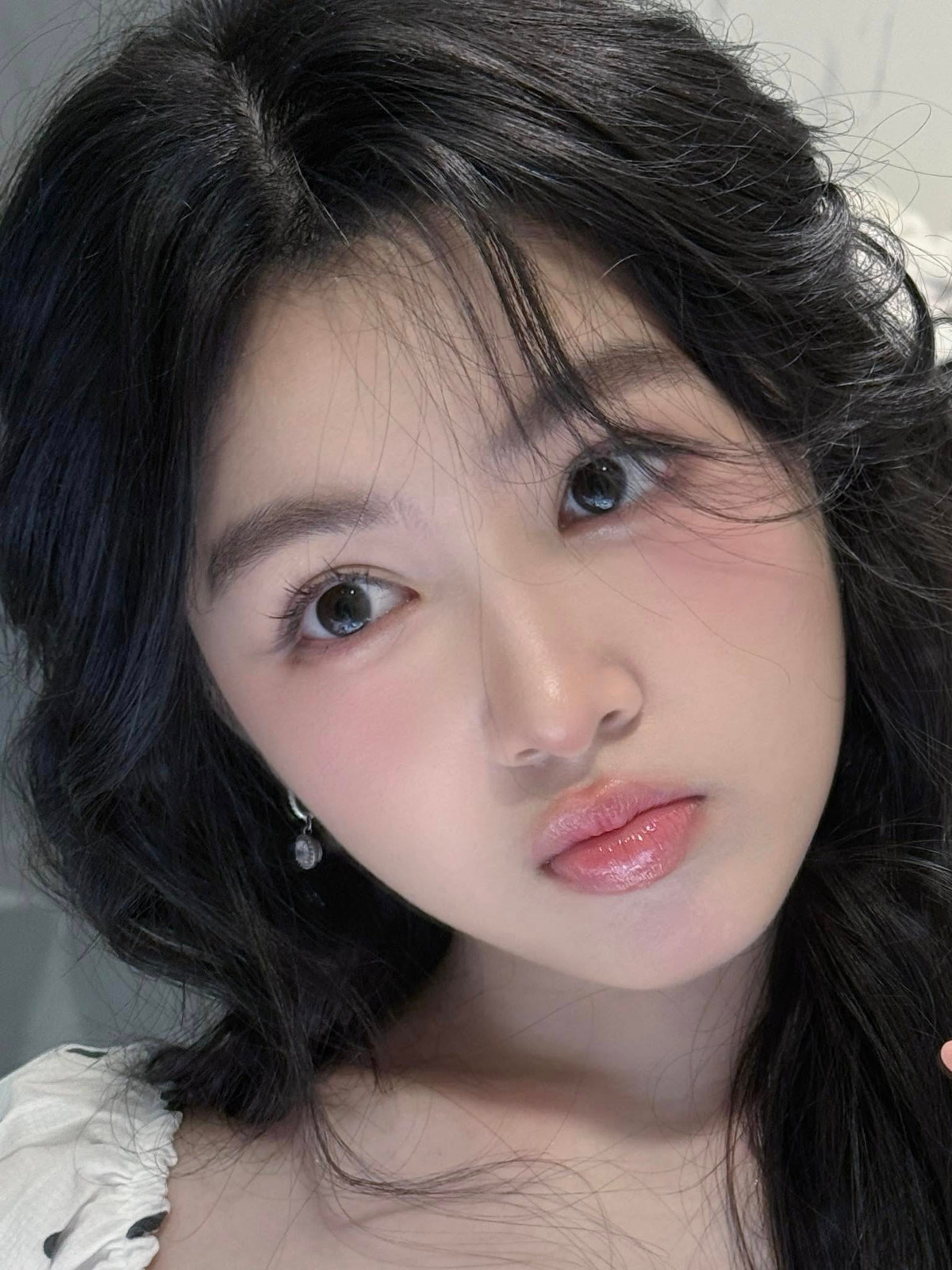 Làn da trắng sáng, đôi mắt to tròn cùng nụ cười ngọt ngào giúp cô nàng ghi điểm tuyệt đối.