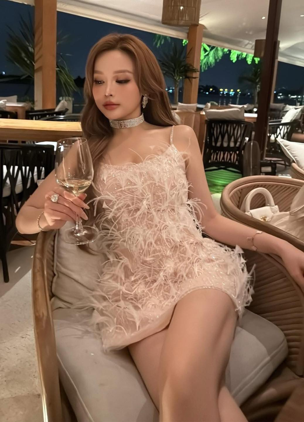 Huyền Baby (tên thật là Đặng Ngọc Huyền, sinh năm 1989 tại Hà Nội), cô nàng từng được biết đến là hot girl đình đám Hà Thành. Sau khi kết hôn với thiếu gia Quang Huy vào 2013, cô rút khỏi công việc liên quan đến nghệ thuật. Hiện tại, nàng cựu hot girl sở hữu cuộc sống sang chảnh, giàu có cùng gia đình nhỏ hạnh phúc.