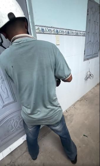 Mới đây, một đoạn video ghi lại cảnh chủ trọ cho người phá khóa phòng của khách thuê để "tham quan" căn phòng thu hút rất nhiều sự chú ý.