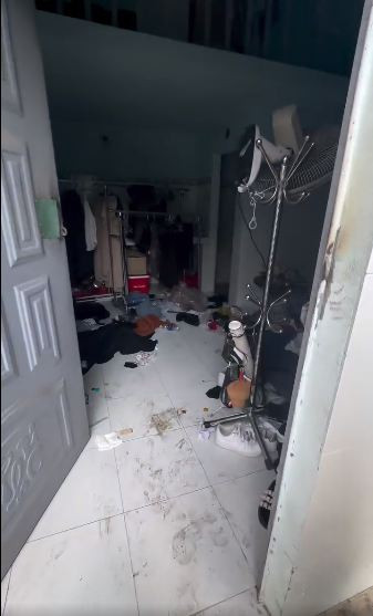 Theo đó, không rõ là cô gái này còn thuê căn phòng hay không, tuy nhiên khi chủ trọ đến tìm không có nhà, đã cho người phá khóa của căn phòng. Cảnh tượng được quay lại khiến nhiều người phải bất ngờ khi căn phòng không khác gì một...bãi rác.