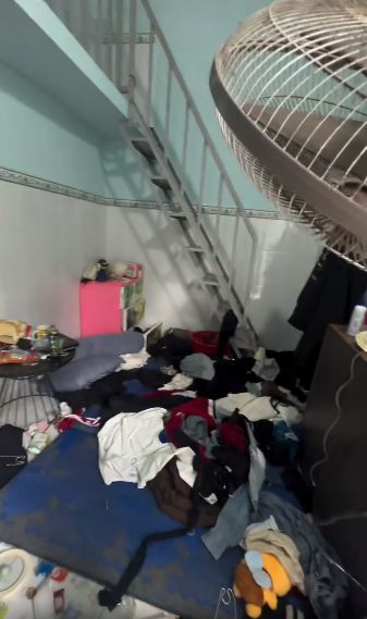 Chỗ ngủ chỉ kê mỗi chiếc đệm cũng bị quần áo bị vứt bừa bãi đến không còn 1 chỗ trống để ngả lưng.